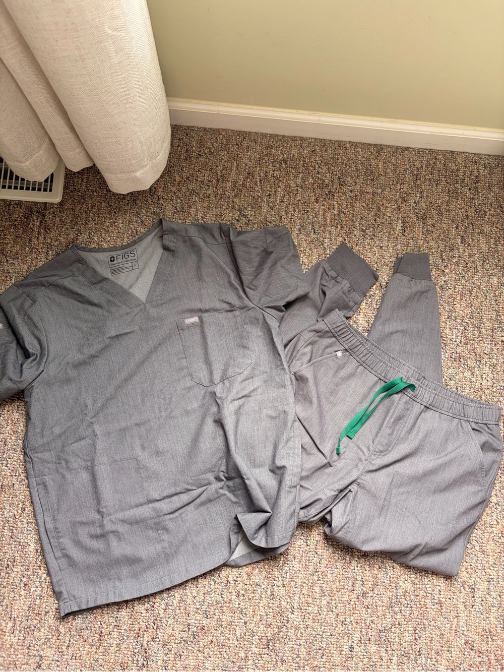 FIGS Men's Gray Leon Three-Pocket Scrub Top & Tansen Jogger Scrub Pants in Large